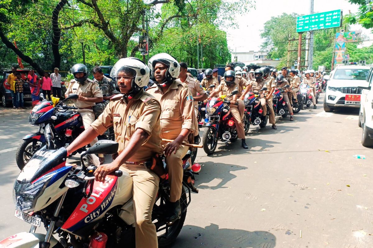 दुर्गा पूजा से पहले धनबाद पुलिस अलर्ट मोड में, एसएसपी के नेतृत्व में बाइक पर निकाला फ्लैग मार्च