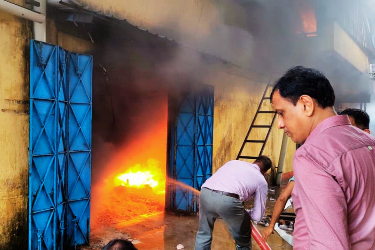 आदित्यपुर औद्योगिक क्षेत्र में प्लास्टिक फैक्टरी में लगी भीषण आग