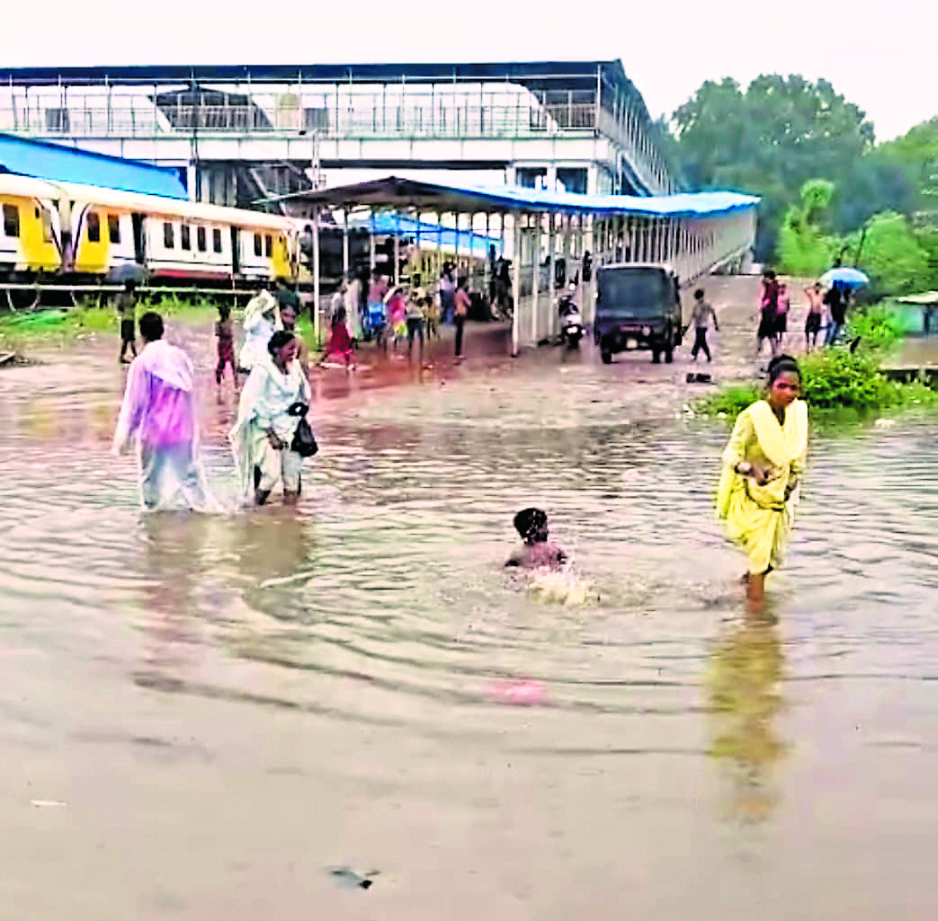 Rourkela News: आधे घंटे की बारिश में राउरकेला रेलवे स्टेशन का सेकेंड इंट्री गेट बना तालाब