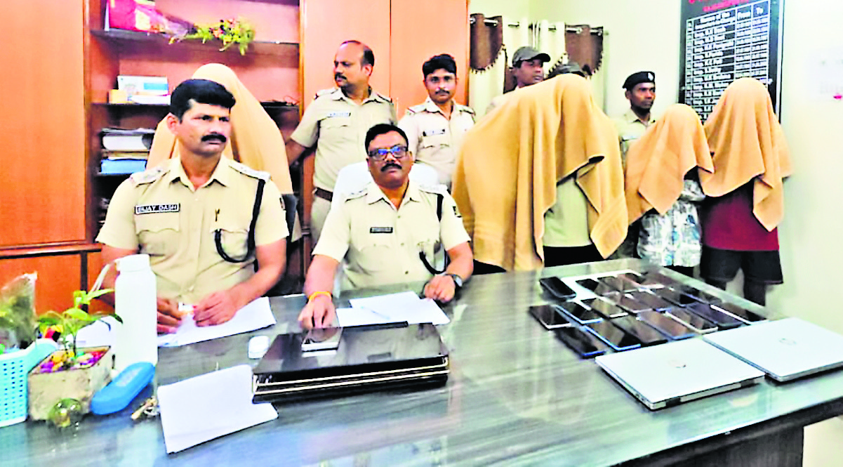Rourkela News : ऑनलाइन जुआ खिलने के आरोप में पांच गिरफ्तार, 19 मोबाइल फोन, 2 लैपटॉप जब्त