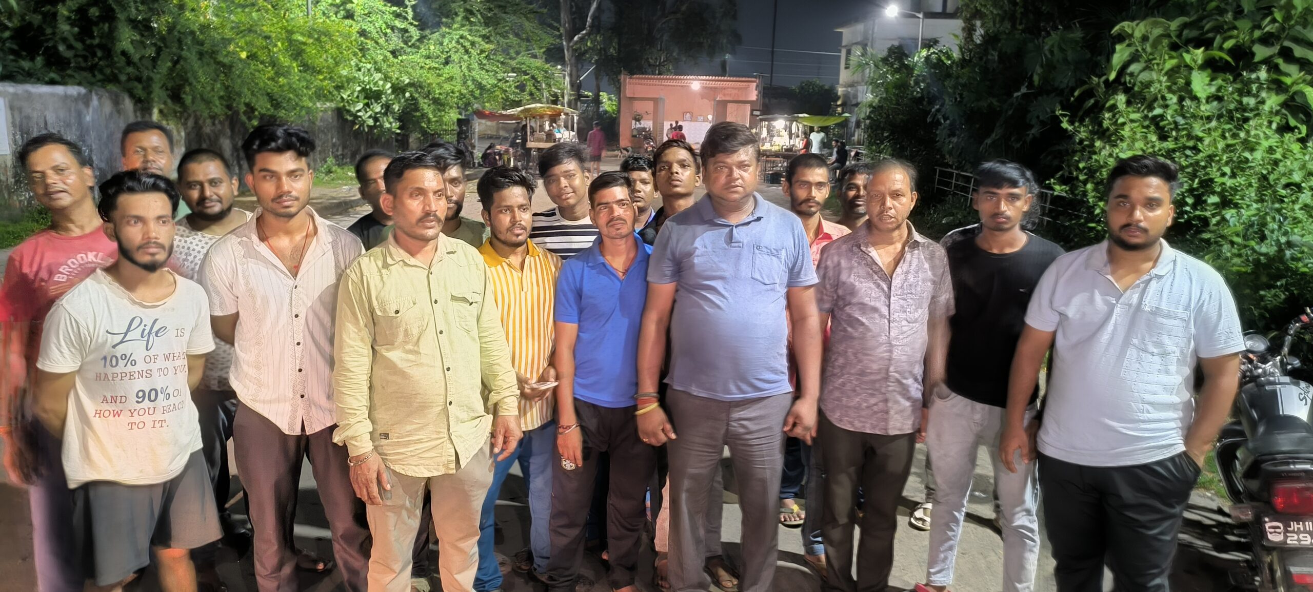 Giridih news: पुलिस पर मनमानी का आरोप लगा ठेला-खोमचा संचालकों ने किया विरोध, बंद रखी दुकान
