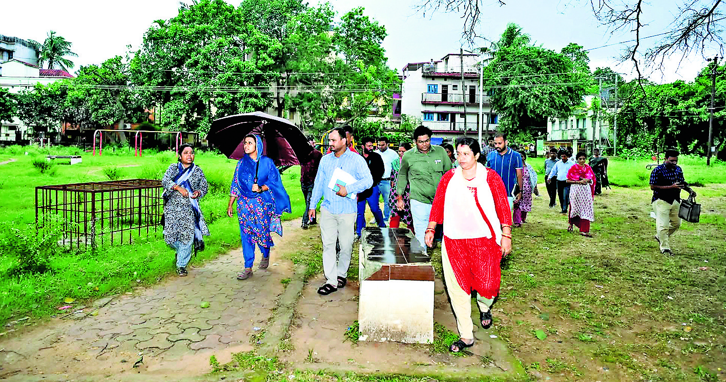 Rourkela News: आरएमसी आयुक्त ने पार्क के उपकरणों की मरम्मत, साफ-सफाई और प्रकाश व्यवस्था का दिया निर्देश