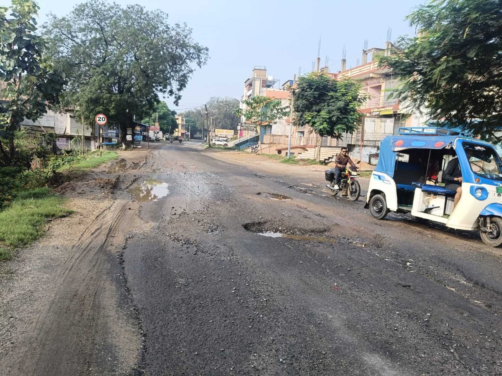 Giridih News :बगोदर से हजारीबाग को जोड़नेवाली सड़क ��र्जर