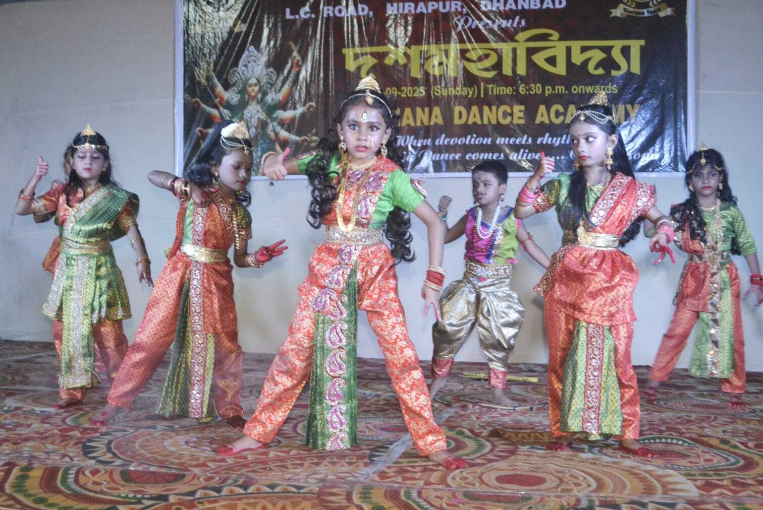 Dhanbad News: महालया पर महिषासुरमर्दिनी नाटक का मंचन कर मोहा मन