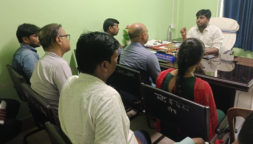 बीडीओ ने आवास सहायकों के साथ की समीक्षा बैठक