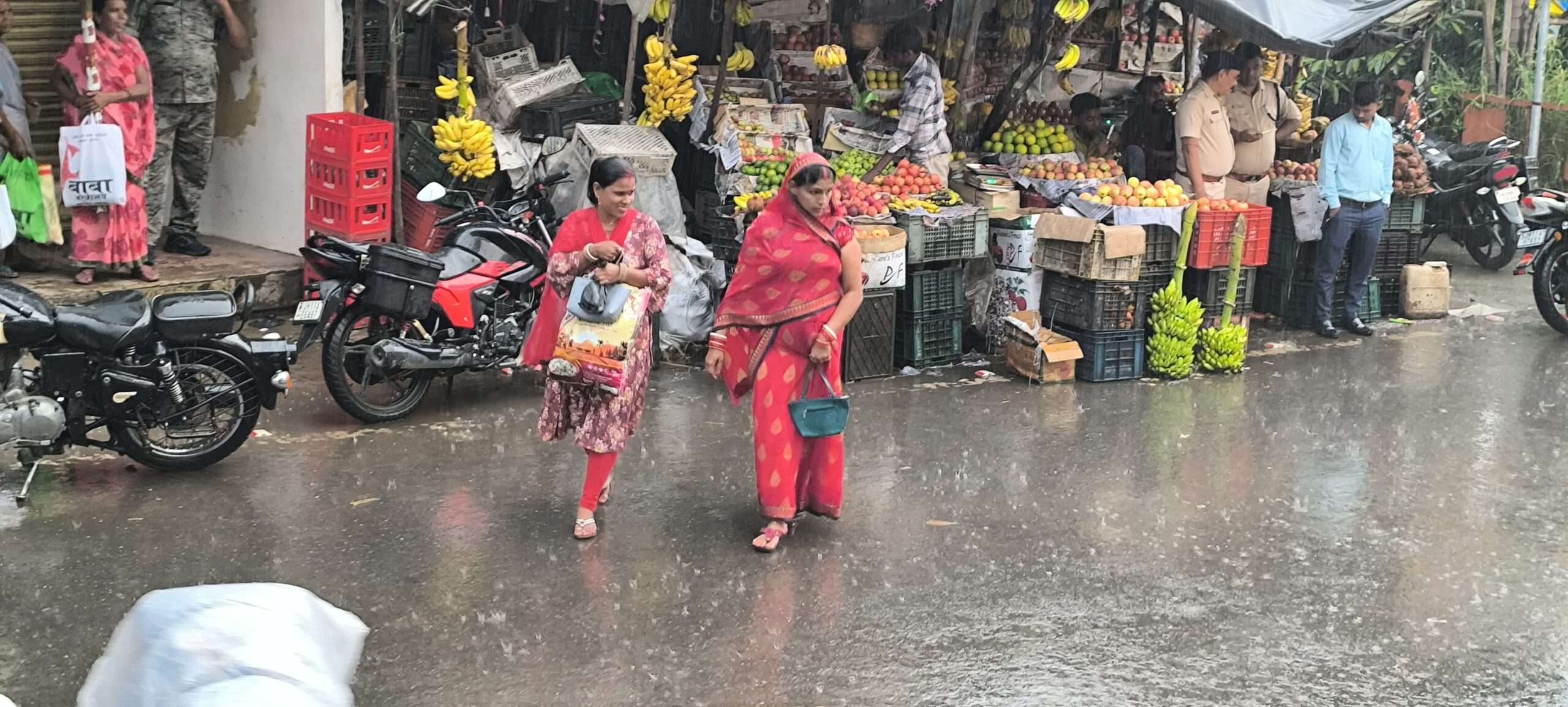 Giridih news: लगातार बारिश से बाजार पर दिखा असर