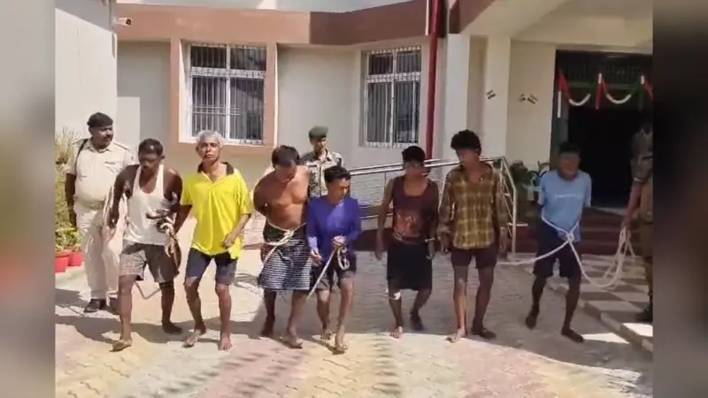 Video: ये हैं बिहार पुलिस पर हमले के 7 आरोपी, कमर में रस्सा और लंगड़ाते हुए थाने से निकले बाहर