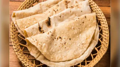Basi Roti Khane ke Fayde: क्या सच में बासी रोटी खाने से बनती है सेहत, जानें 5 हैरान कर देने वाले फायदे