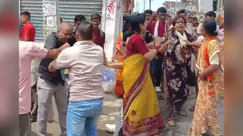 Video: जहानाबाद में बिहार बंद के बीच भयंकर बवाल, शिक्षिका संग धक्का-मुक्की, राजद समर्थक से मारपीट, वीडियो वायरल
