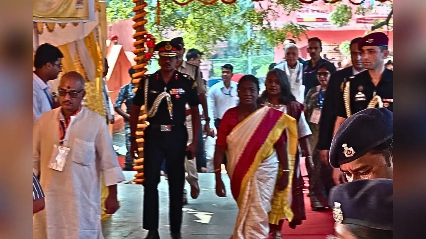 Photos: राष्ट्रपति द्रौपदी मुर्मू ने विष्णुपद मंदिर में किया पिंडदान, सुरक्षा रही टाइट, देखिए तस्वीरें