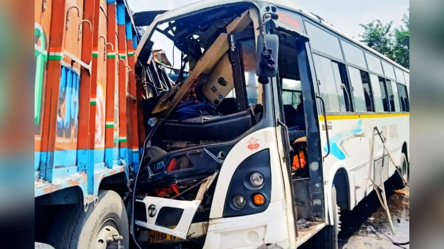 रामगढ़ में बस-ट्रक की आमने-सामने टक्कर के बाद मचा कोहराम, 3 की मौत, 26 घायल
