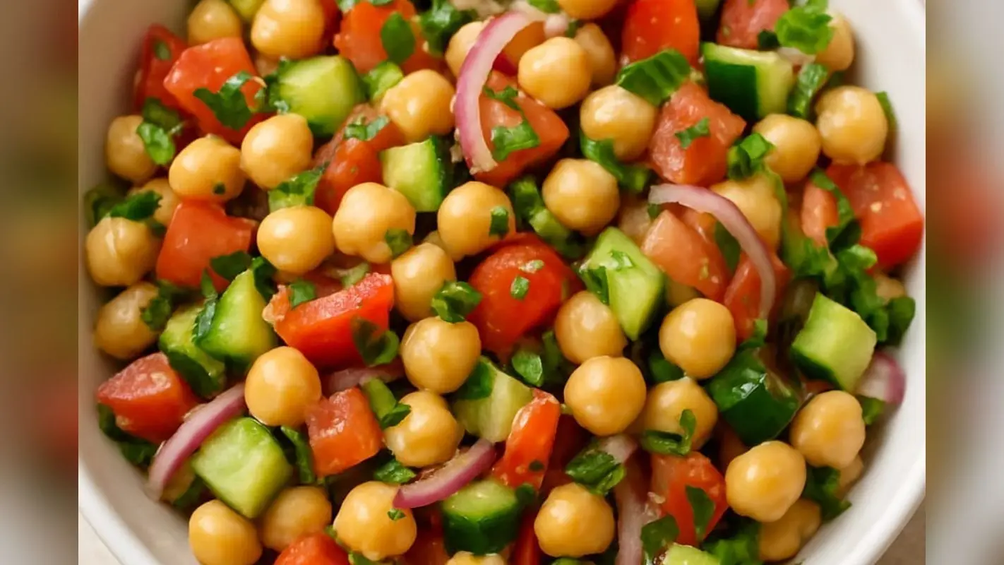 Chickpea Salad Recipe: क्रंची, फ्रेश और फ्लेवरफुल चना सलाद, आसानी से तैयार करें ये टेस्टी रेसिपी