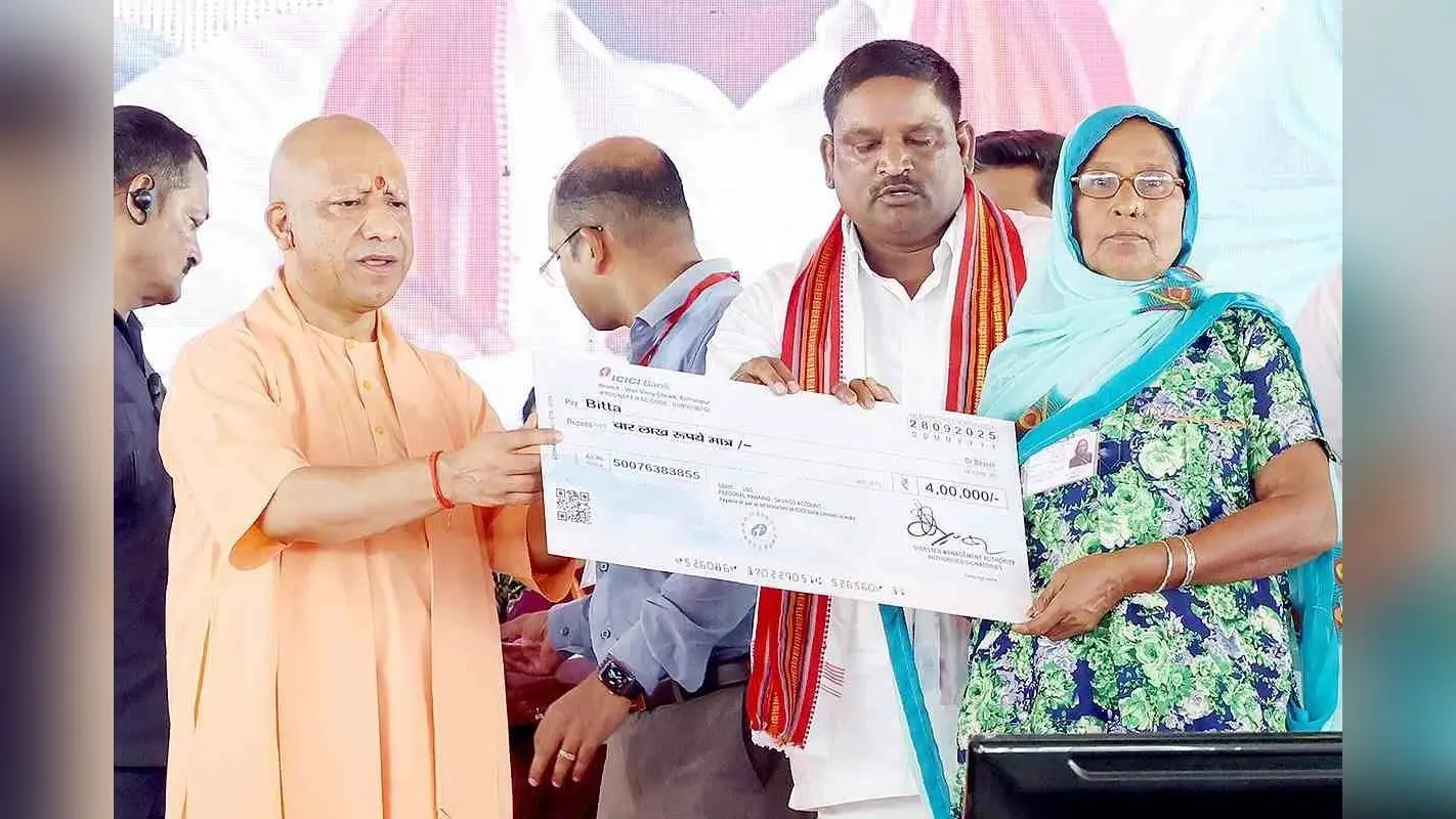 सीएम योगी आदित्यनाथ ने सहारनपुर से 48 ट्रकों को बाढ़ पीड़ितों के लिए किया रवाना