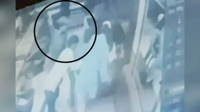 जमशेदपुर : सोनारी वर्द्धमान ज्वेलर्स में दिन-दहाड़े डाका, दुकान मालिक को बट से मारकर किया घायल, गोली भी चली