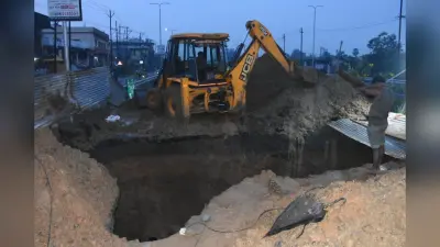 धनबाद में फिर धंसी 8 लेन सड़क, बड़ा गोफ बनने से दहशत, तीन दिनों तक बंद रहेगा मुख्य मार्ग