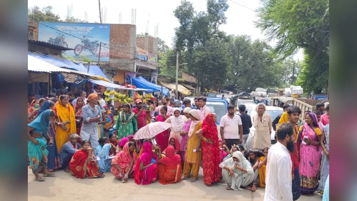Urea Fertilizer Shortage: झारखंड के गढ़वा में यूरिया खाद की किल्लत से किसानों में आक्रोश, एनएच-75 किया जाम