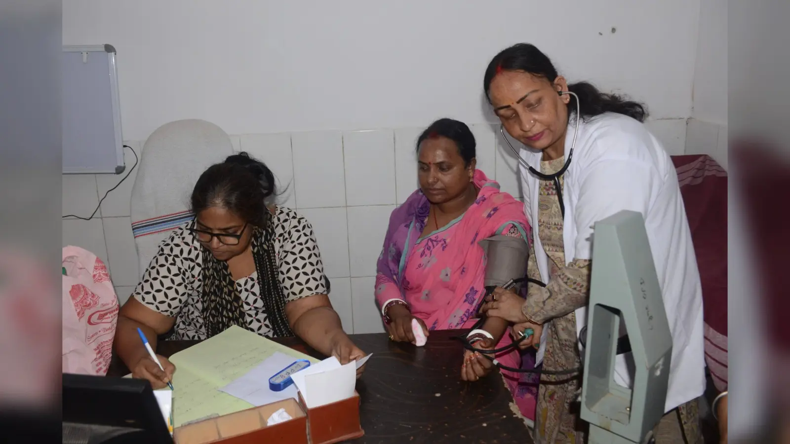 Dhanbad News : जिप अध्यक्ष ने सदर अस्पताल का किया निरीक्षण, करायी स्वास्थ्य जांच