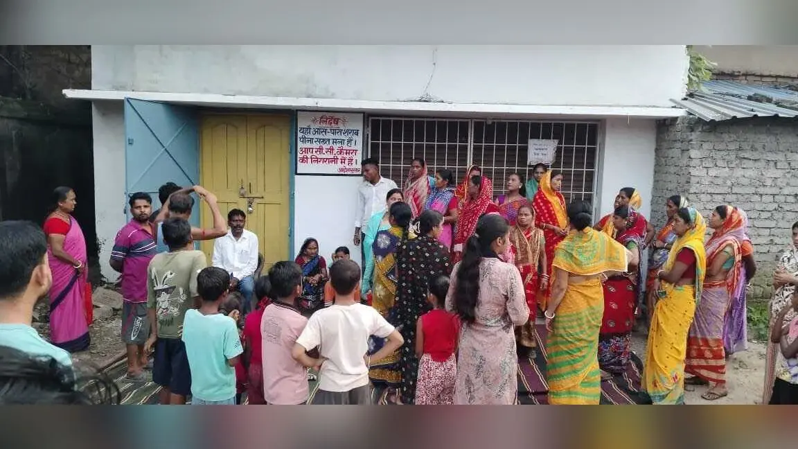 Seraikela Kharsawan News : शराब दुकान के विरोध में महिलाओं का प्रदर्शन, डेढ़ घंटे रोड जाम