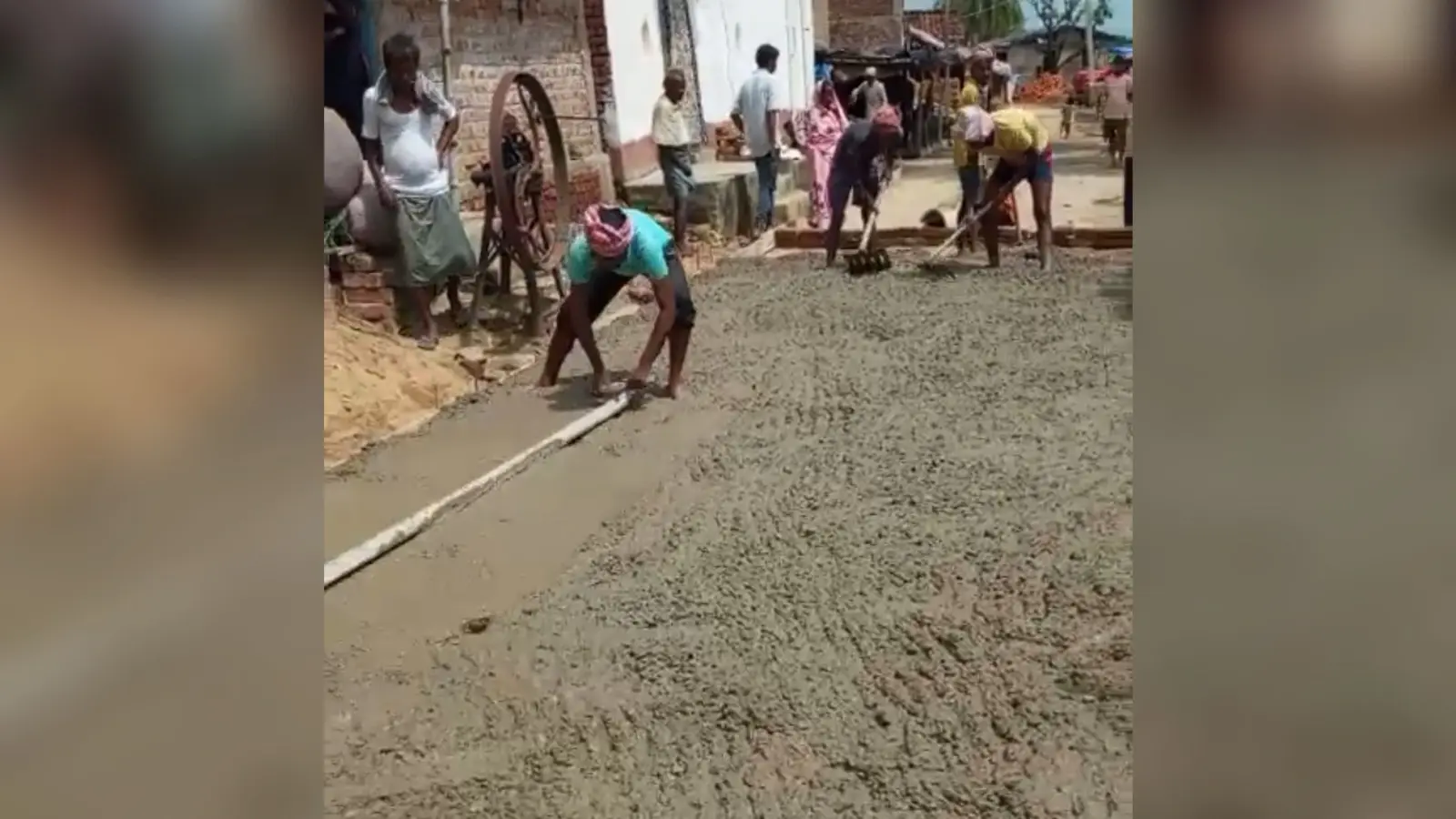 सड़क निर्माण में अनियमितता का ग्रामीणों ने लगाया आरोप