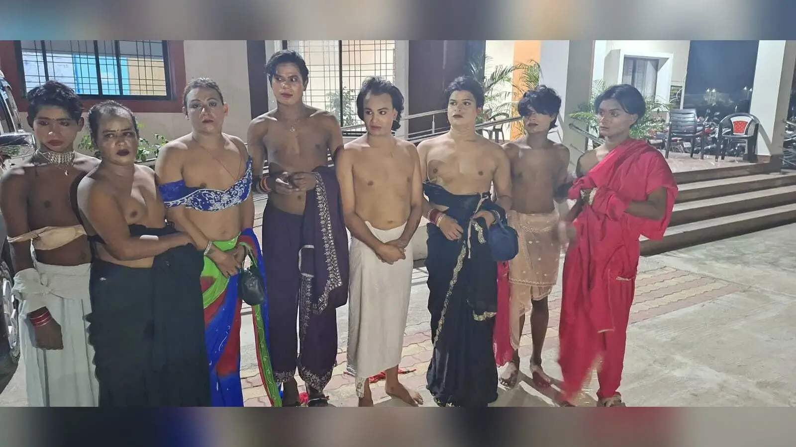 Dhanbad News : बरवाअड्डा में असली किन्नरों ने फर्जी किन्नरों को दौड़ा-दौड़ाकर पीटा, आठ पुलिस के हवाले