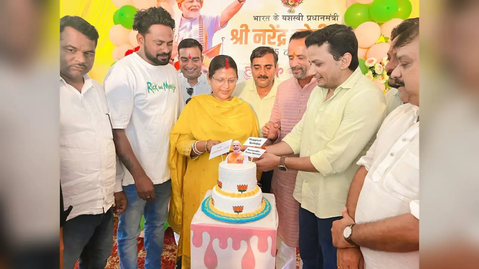 Giridih News :भाजपाइयों ने मनाया प्रधानमंत्री नरेंद्र मोदी का जन्मदिन