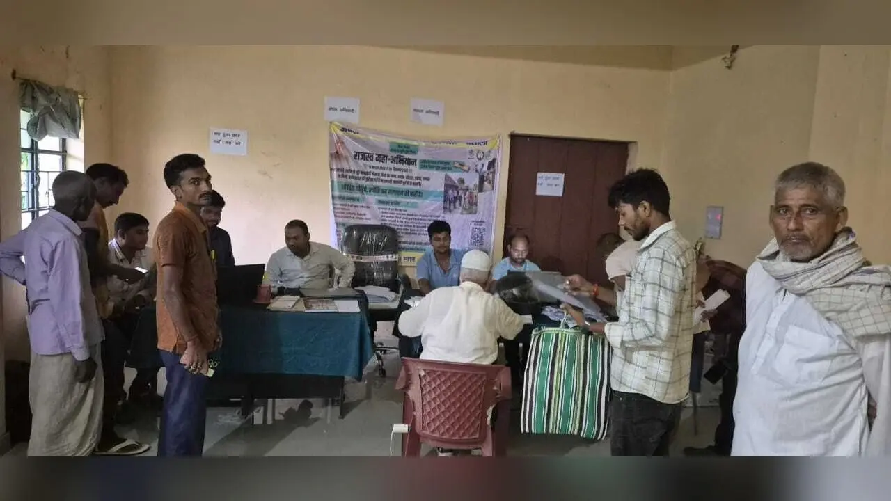 hajipur news. राजस्व महाअभियान शिविर में प्राप्त हुए 175 आवेदन