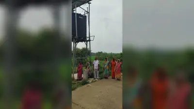 East Singhbhum News : दो साल से डुमरिया में जलमीनार खराब, दूरदराज से पानी ला रहीं महिलाएं