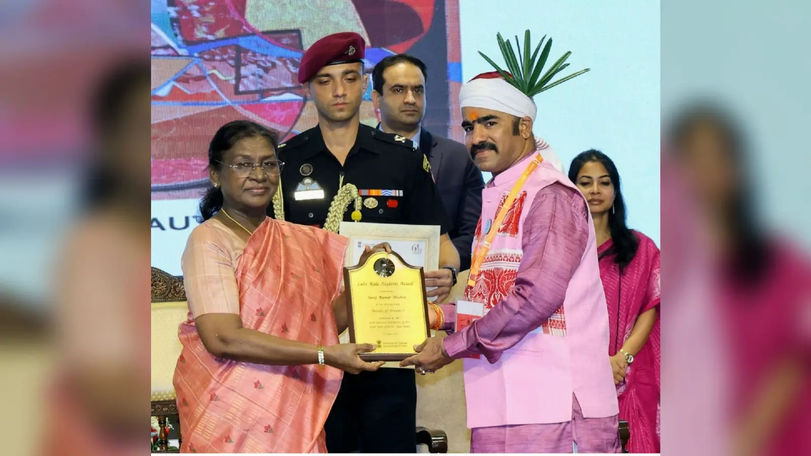 Bokaro News : राष्ट्रपति ने किया बोकारो के अंतरराष्ट्रीय चित्रकार सरोज को सम्मानित