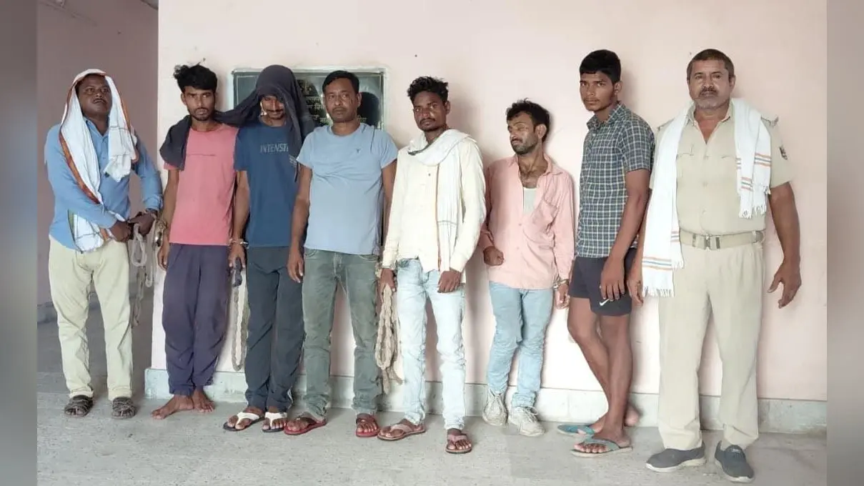 लीटर देसी शराब के साथ दो तस्कर व पांच शराबी गिरफ्तार