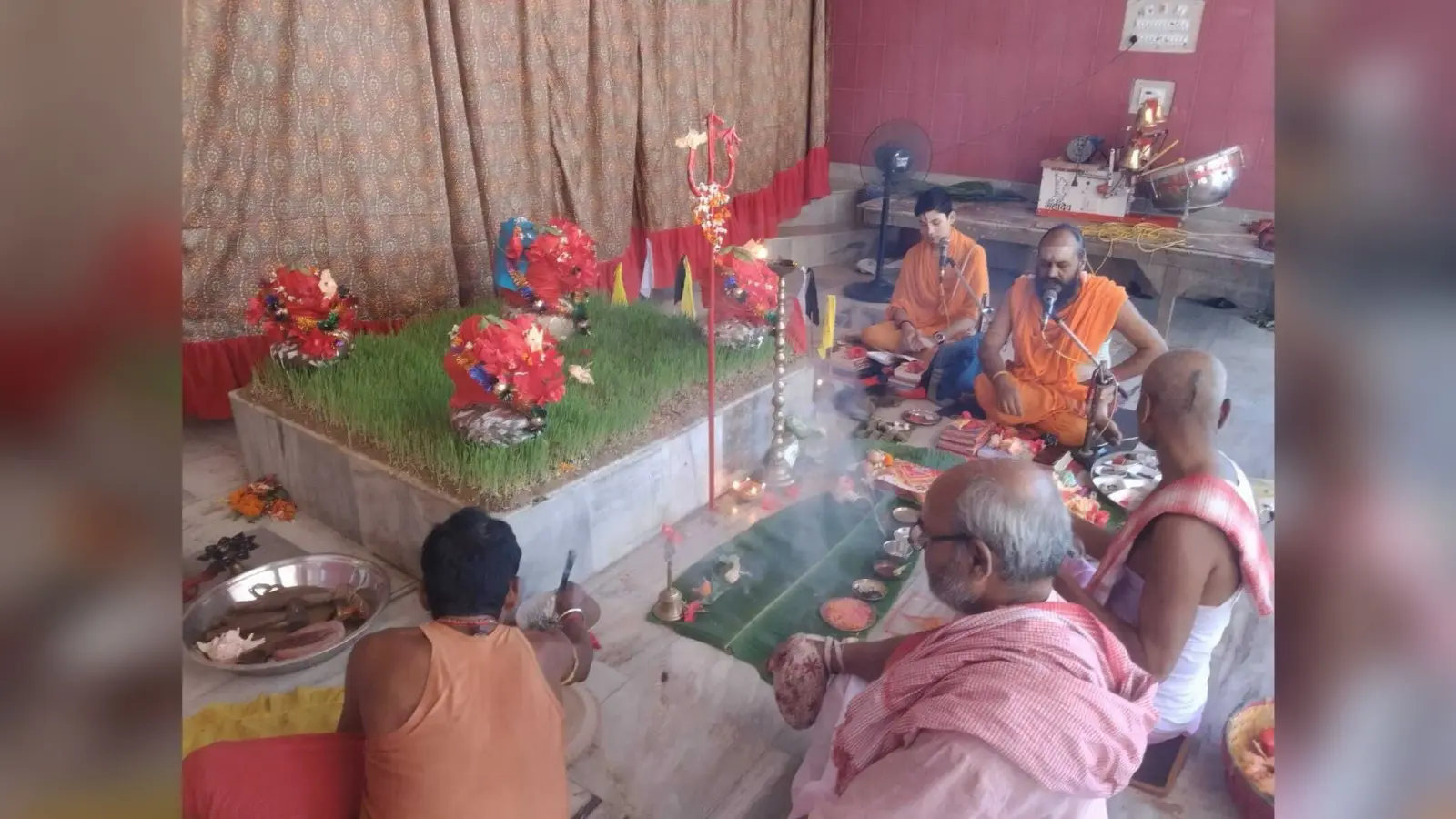 Madhubani News : देवी दुर्गा के जयकारे से गूंजा देवी मंदिर व पूजा पंडाल