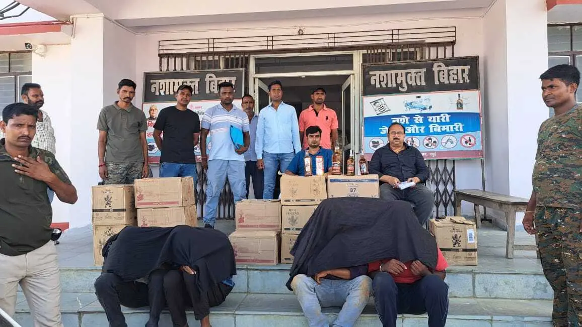 सिमुलतला में दो वाहनों से 19 कार्टन विदेशी शराब बरामद