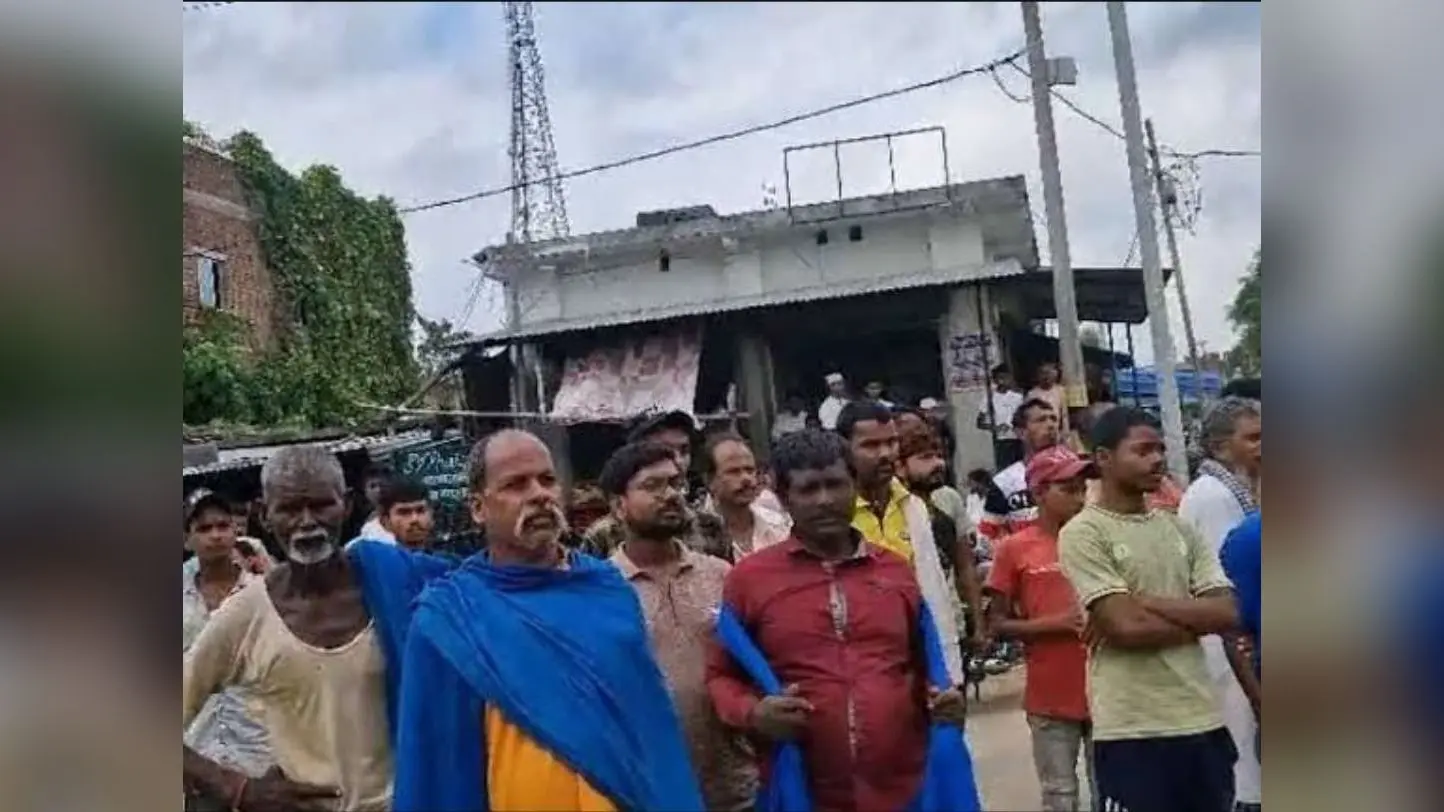 ट्रक ड्राइवर ने लगाया मारपीट का आरोप, सड़क जाम कर किया प्रदर्शन