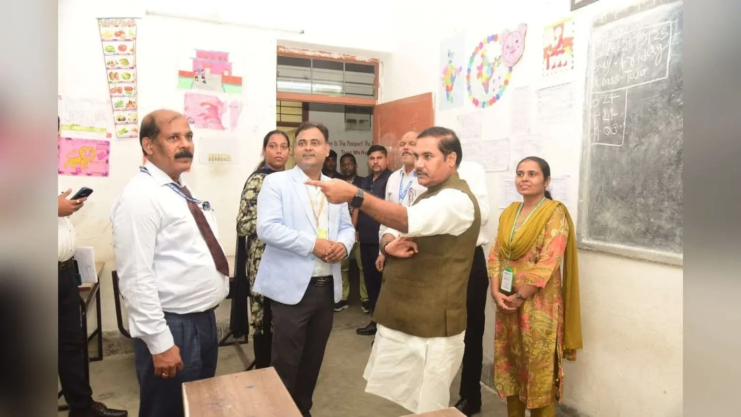 एससी-एसटी कल्याण मंत्री ने डॉ आंबेडकर विद्यालय का किया निरीक्षण