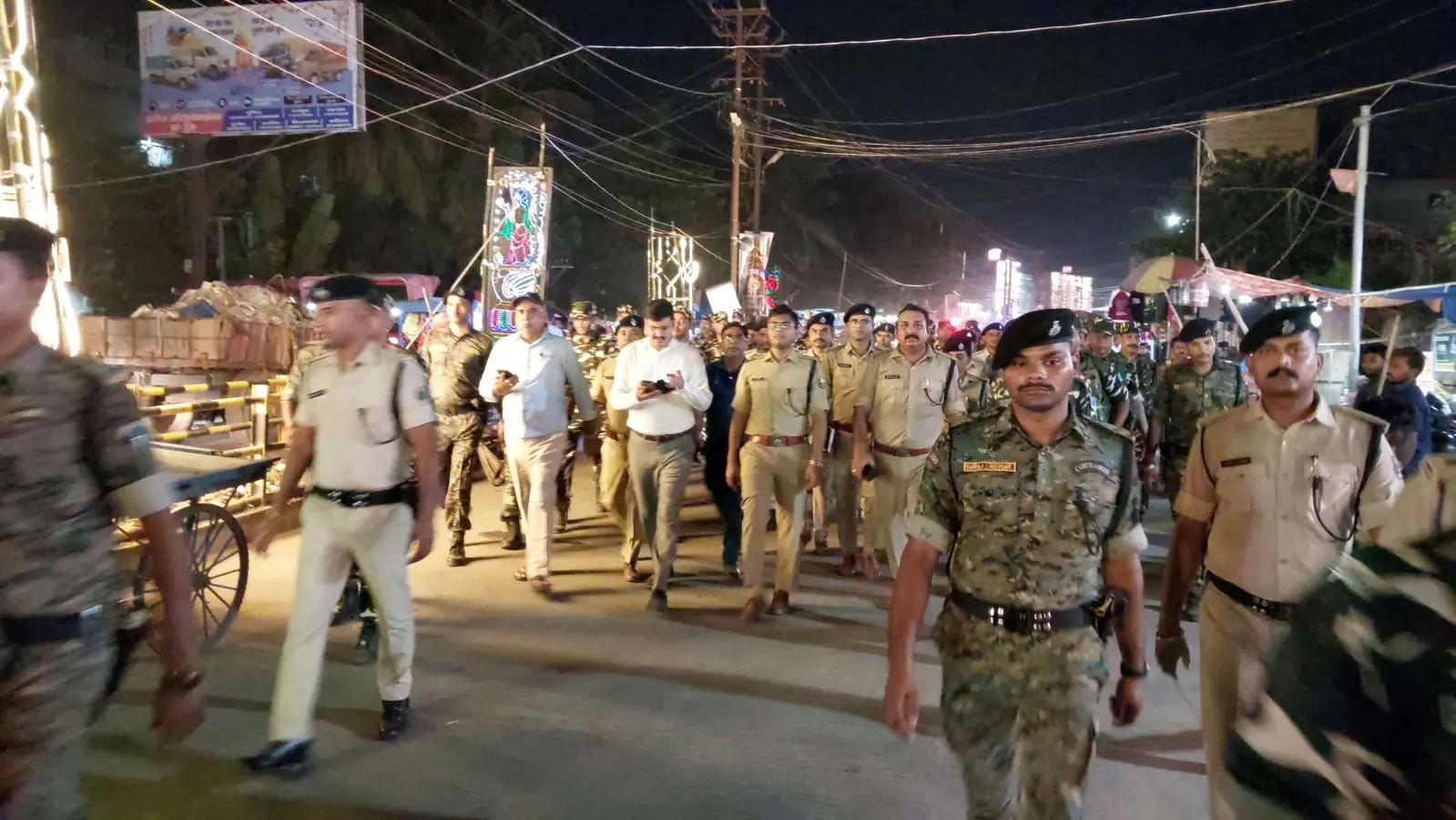 डीएम व एसपी ने लोगों से पूर्व शांति से मनाने की अपील