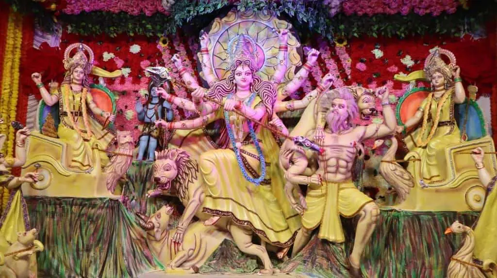 डीएम-एसपी के नेतृत्व में अधिकारियों व पुलिस बलों ने किया शहर में फ्लैग मार्च