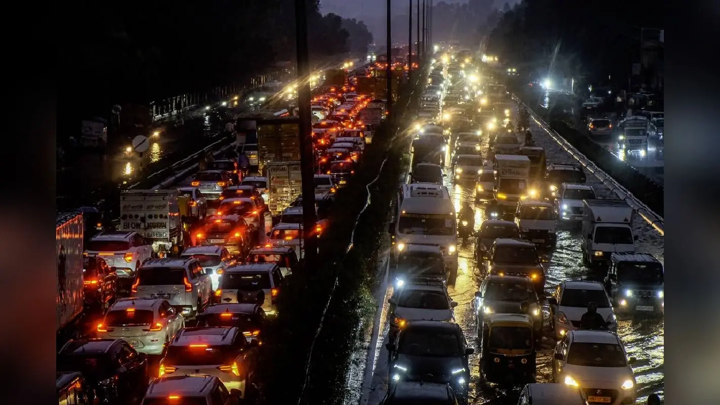 Gurugram Traffic Jam : गुरुग्राम में महाजाम से लोग परेशान, रेंगती दिखी गाड़ियां, वीडियो आया सामने
