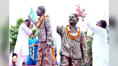 पटना में ‘वोटर अधिकार यात्रा’ रैली में गरजे हेमंत सोरेन, कहा- हमारा वोट संविधान की रक्षा करता है
