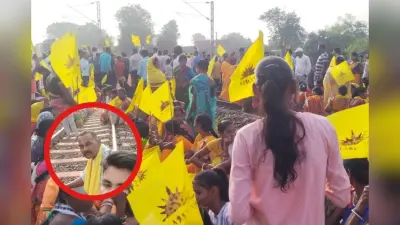 Kurmi Andolan : रेल टेका आंदोलन का दिखने लगा असर, कई ट्रेनों को रोका गया, पटरी पर उतरे कुड़मी समाज के लोग