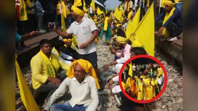 Kurmi Andolan : बैरिकेडिंग तोड़कर पटरी पर बैठे प्रदर्शनकारी, कई ट्रेनों का परिचालन ठप