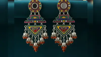 Latest Earring Designs For Garba 2025: अपने गरबा लुक को बनाएं स्टाइलिश और खास, इन लेटेस्ट ईयरिंग डिजाइन्स के साथ