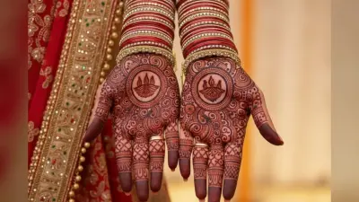Latest Karwa Chauth Mehndi Design: इस करवा चौथ सजाएं अपने हाथ, दुल्हन जैसी मेहंदी डिजाइन्स के साथ