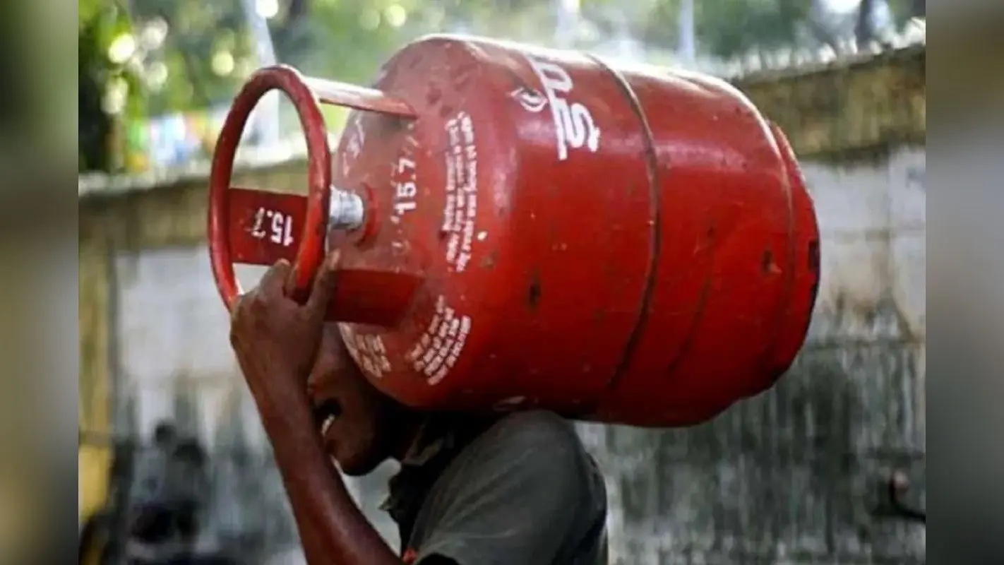 LPG Cylinder Price: रसोई गैस की कीमत में बड़े बदलाव के लिए हो जाएं तैयार, 1 अक्टूबर की सुबह जारी होंगी नई दरें