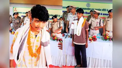 पश्चिमी सिंहभूम के चाईबासा में 10 नक्सलियों ने किया सरेंडर, डीजीपी के सामने डाले हथियार