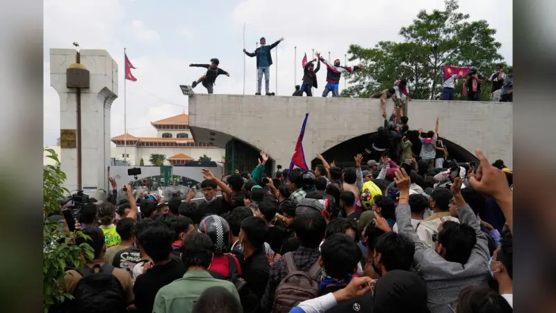 Nepal Protest: नेपाल में भारी बवाल, संसद भवन में घुसे प्रदर्शनकारी, अब तक 18 लोगों की मौत; जानें क्यों गुस्से में हैं Gen Z ?