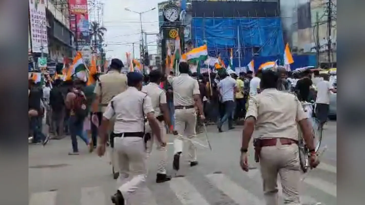 Video: पटना में अभ्यर्थियों को पुलिस ने खदेड़ा, कैंडिडेट्स पर लाठीचार्ज, जोरदार हंगामे की देखिए तस्वीर