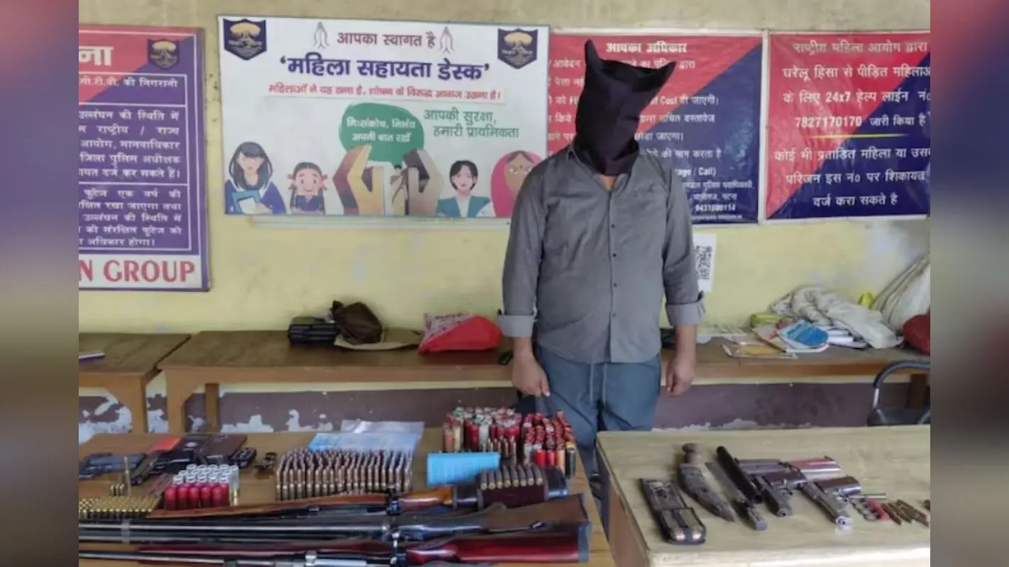 पटना में हथियार-कारतूसों का जखीरा धराया, बालू कारोबारियों और मुखिया के 12 ठिकानों पर ताबड़तोड़ छापेमारी