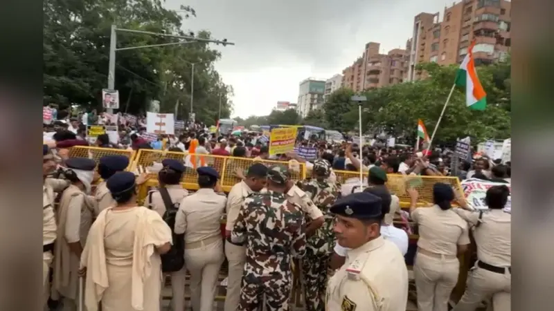 Video: पटना में TRE-4 को लेकर अभ्यर्थियों का जोरदार प्रदर्शन, जेपी गोलंबर के पास बैरिकेडिंग कर पुलिस ने रोका