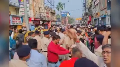 पटना में प्रदर्शन कर रहे शिक्षक अभ्यर्थियों पर वाटर कैनन से पानी की बौछार, डाकबंगला चौराहे पर पुलिस ने खदेड़ा
