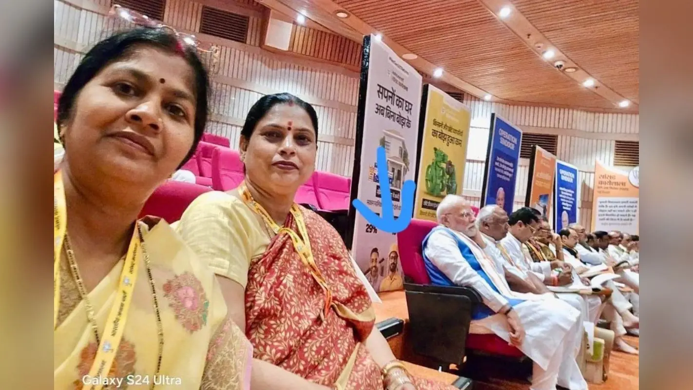 PM Modi Simplicity: पीएम मोदी ने बीजेपी बैठक में दिखाई सादगी, आखिरी कतार में नजर आए