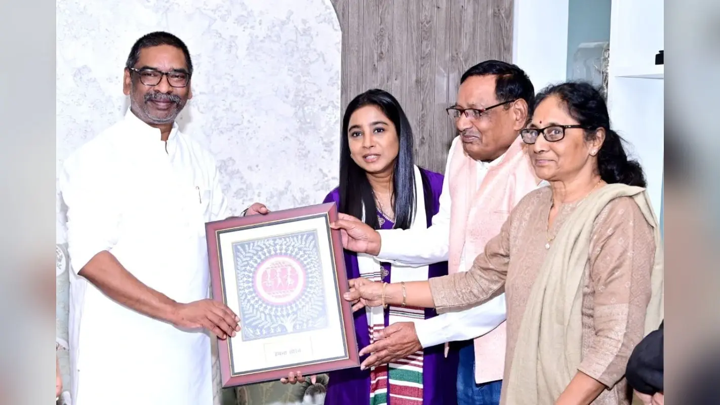 71वें राष्ट्रीय फिल्म पुरस्कार में बेस्ट फीमेल सिंगर का पुरस्कार जीतने के बाद सीएम हेमंत सोरेन से मिलीं बॉलीवुड सिंगर शिल्पा राव